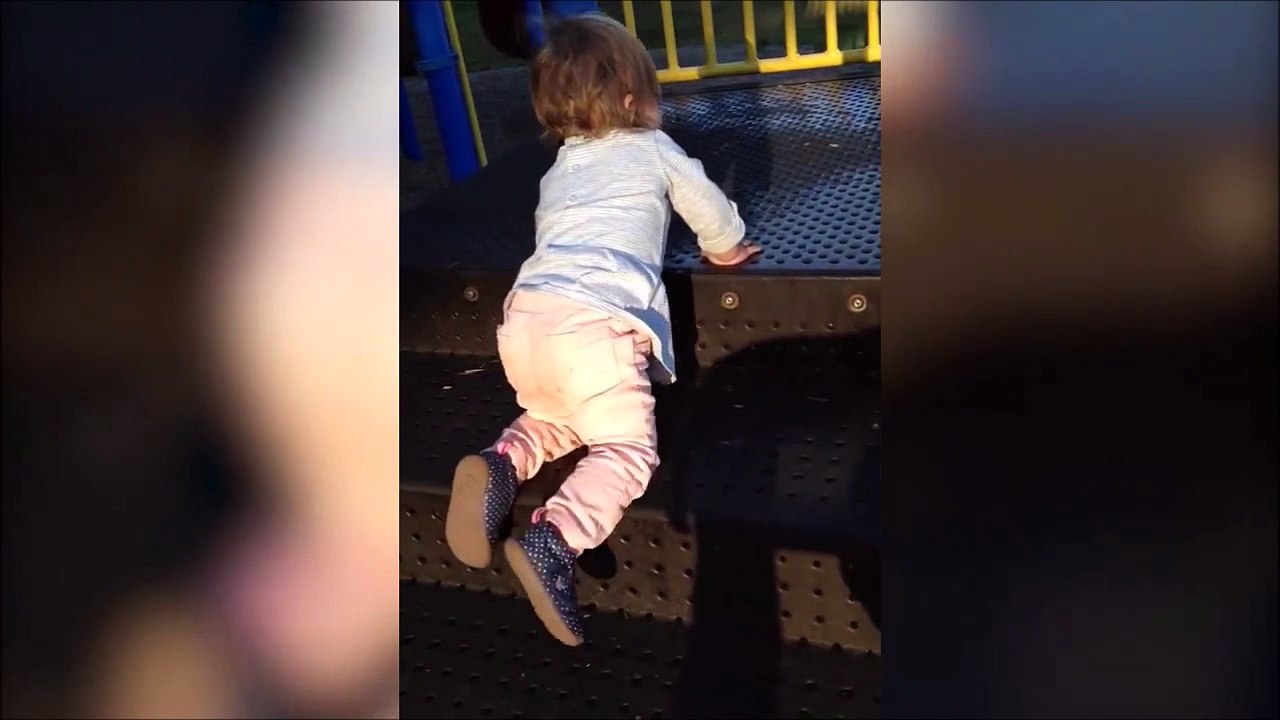 Cette gamine a une drole de façon de faire du toboggan... Atterrissage sur la tête