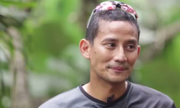 Sandiaga Memakai Sepatu Merek Lokal