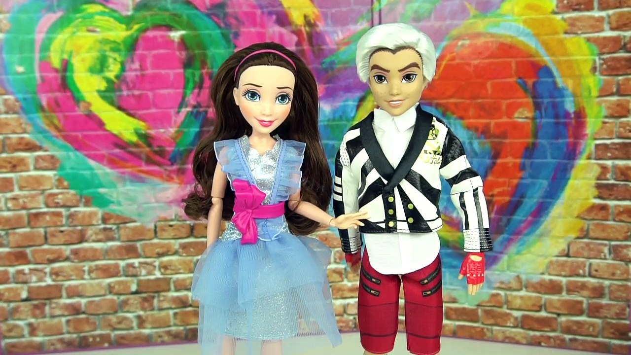 Disney Descendientes 2 - Muñeca Mal y Ben,  Jane y Carlos + Diseños de Uñas Evie + Libro de Hechizos