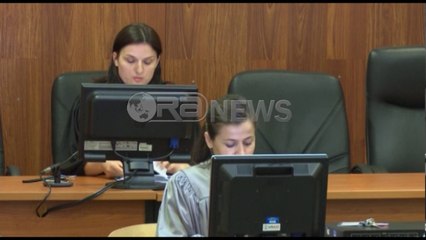 Ora News - Pendesë për vrasjen e babait në gjykatë: Ishte i mrekullueshëm, do më falë