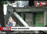 Satpol PP Ratakan 50 Bangunan Kios Liar di Jakarta Timur