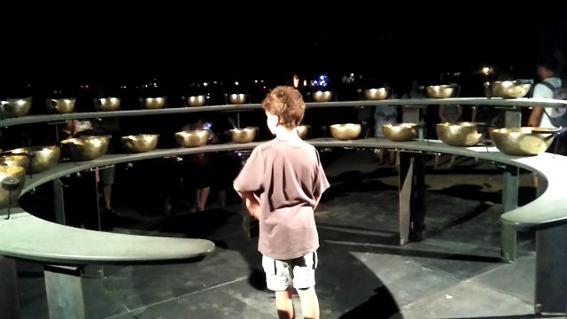 Joris fait de la musique pendant les déambulles