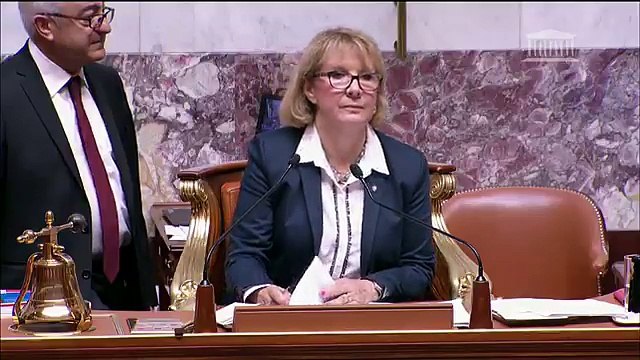 Le grand bazar continue à l'Assemblée nationale: la chemise du député François Ruffin sort de son pantalon