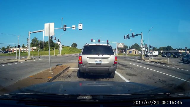 Il grille un feu rouge à un carrefour et provoque un terrible accident !