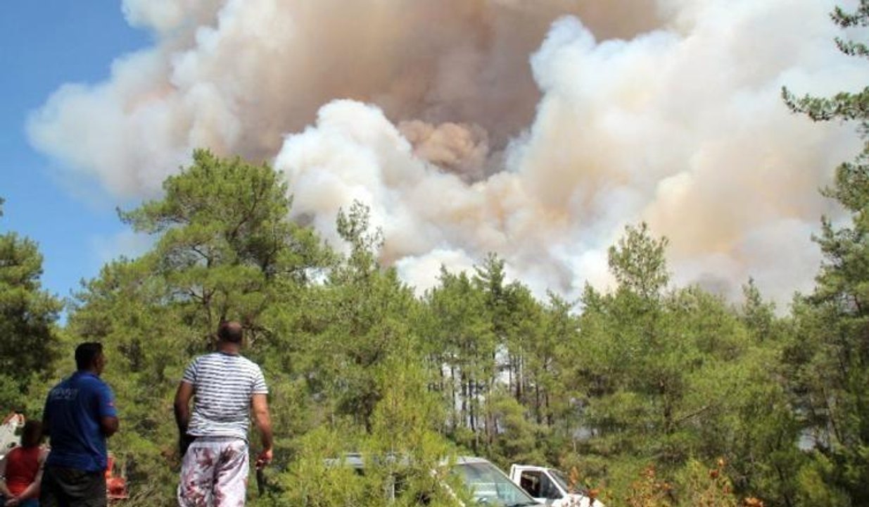 Marmaris'te mangal ateşiyle başlayan orman yangını yerleşim yerlerini tehdit ediyor