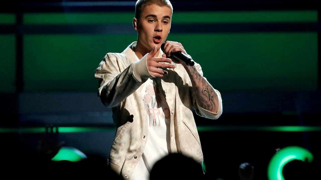 Justin Bieber fährt Fotografen an