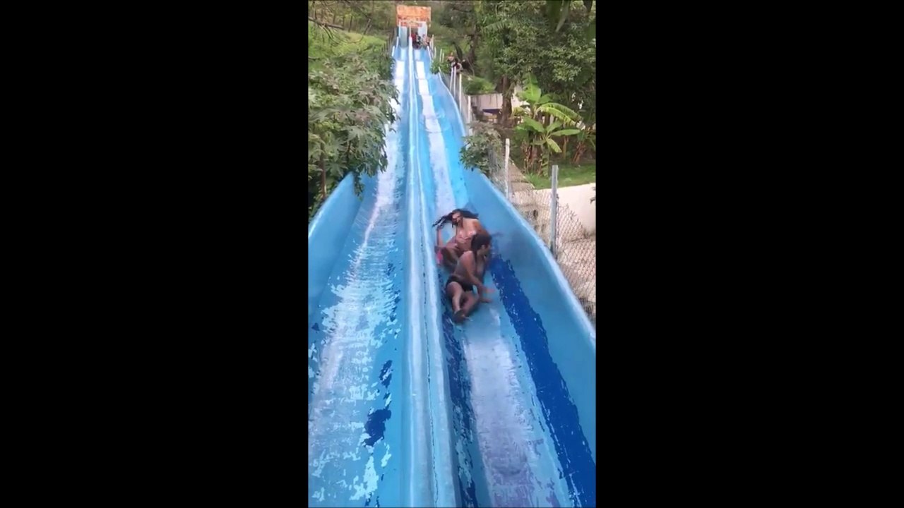 Elles se retrouvent coincées sur un toboggan à eau alors qu'un gars arrive derrière à toute vitesse... Choc Violent!
