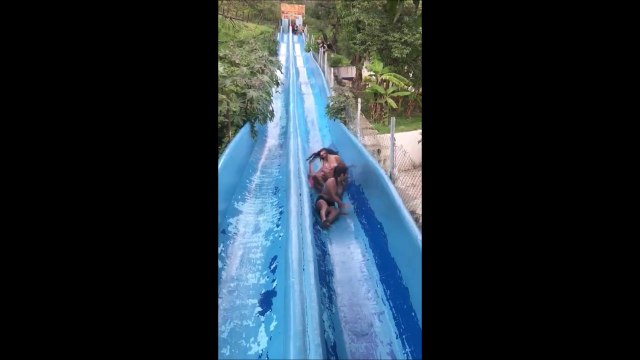 Elles se retrouvent coincées sur un toboggan à eau alors qu'un gars arrive derrière à toute vitesse... Choc Violent!
