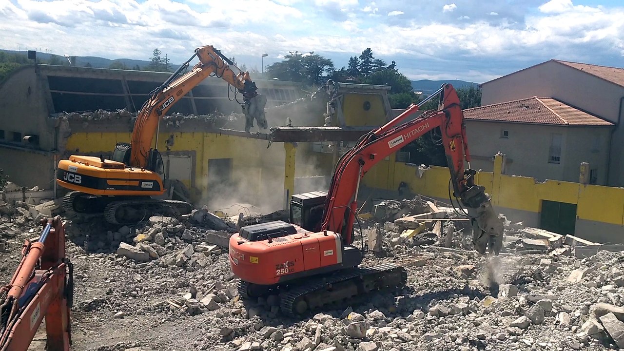 Crest : les anciens ateliers du lycée Armorin en cours de démolition