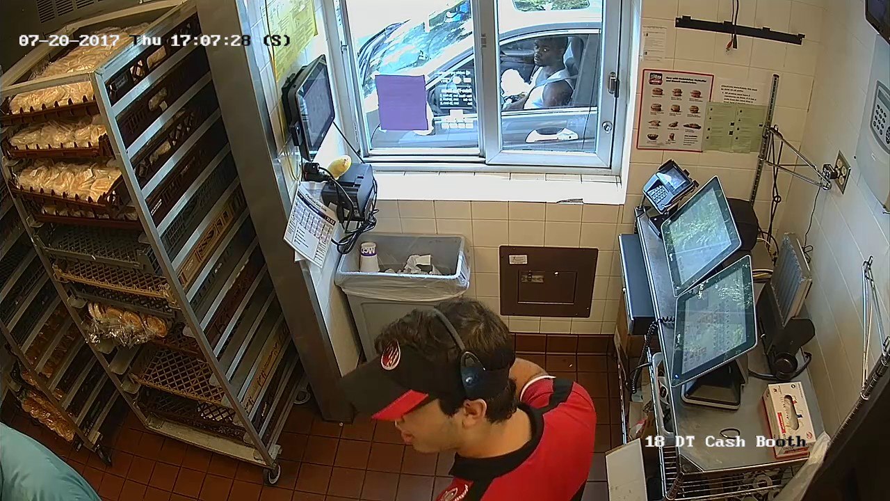 Une braqueuse idiote au McDrive du McDonald's!!