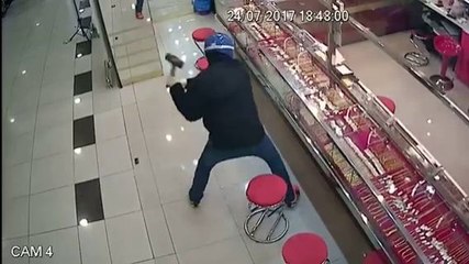 Braqueurs armés de marteaux vs Vitrine de bijouterie (Malaisie)