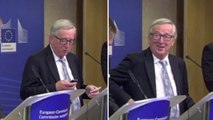 Juncker reçoit un appel en pleine conférence de presse: 