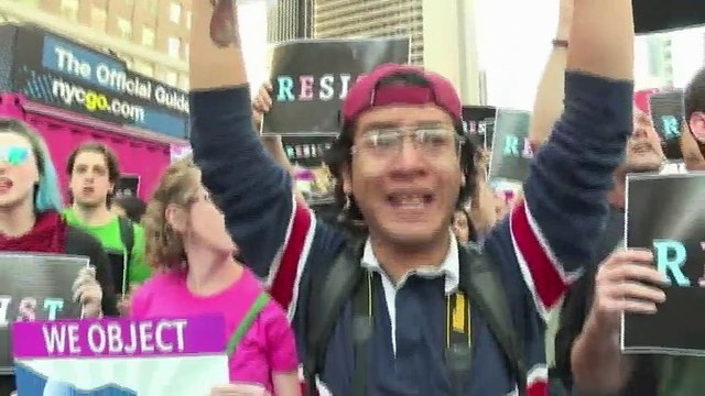 Etats-Unis : des dizaines de personnes manifestent contre l'interdiction faite aux transgenres d'intégrer l'armée