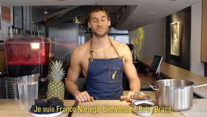 Le chef et mannequin Franco Noriega prépare la boisson d'été péruvienne antioxydante Chicha Morada