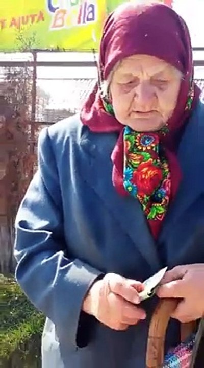 doi baieti isi bat joc de o bunicuta