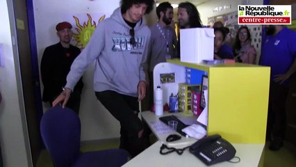 VIDEO. Le chanteur Julian Perretta rend visite aux enfants hospitalisés au CHU de Poitiers