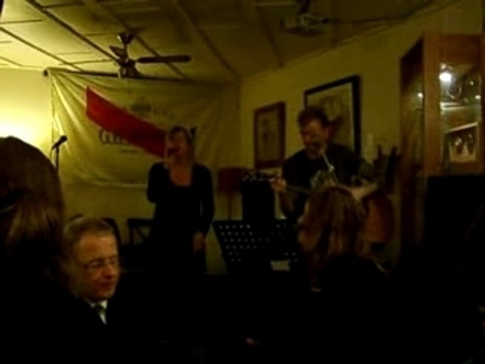 On s'attache par emilie accompagné de matthieu a la guitare