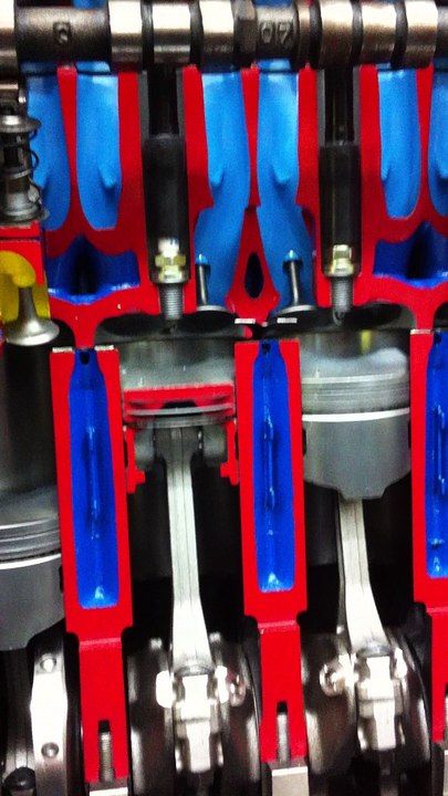 Viertakt-Otto-Verfahren an einem Schnittmodell eines Vierzylindermotors