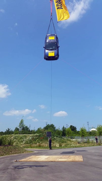 Auto Sturz aus 10 Metern