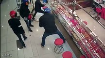 Braqueurs armés de marteaux vs Vitrine de bijouterie (Malaisie)