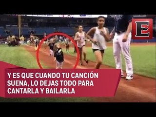 Video: Niña deja de correr para bailar su canción favorita