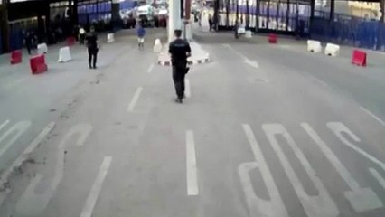 Un policier neutralise un terroriste d'une manière fort inattendue!