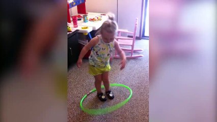 Cette fillette n'a pas compris le principe du Hula hoop mais c'est trop mignon