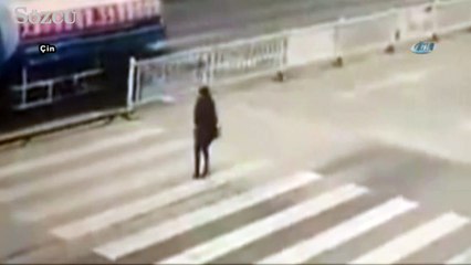 Sudan kaçan kadına otomobil çarptı