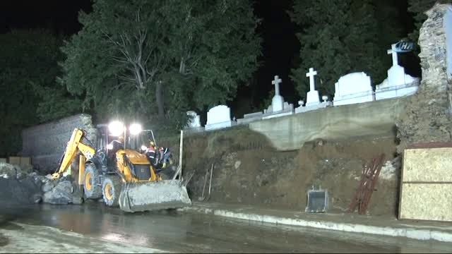 Duvarı Yıkılan Pangaltı Ermeni Mezarlığı'nda Çalışmalar Gece de Devam Ediyor