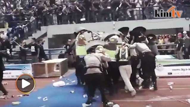 Liga Indonesia: Penyokong 'merusuh' baling botol air