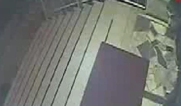 Kamerayı fark eden hırsız şoke oldu