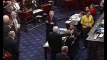 Abrogation de l'Obamacare: John McCain applaudi par les sénateurs après son vote décisif