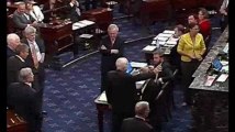 Abrogation de l'Obamacare: John McCain applaudi par les sénateurs après son vote décisif