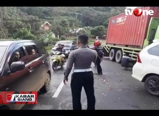 Mobil Tabrak Truk Kontainer, Dua Korban Patah Tulang