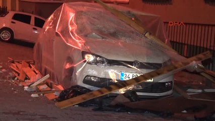 Fırtınada Platform Çatı, Araçların Üzerine Uçtu: Can Kaybı Olmaması Mucize!