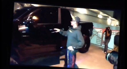 Justin Bieber percute un journaliste avec sa voiture.