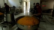 Van Büyükşehir Belediyesi 2 Bin Yoksula Sıcak Yemek Dağıtıyor