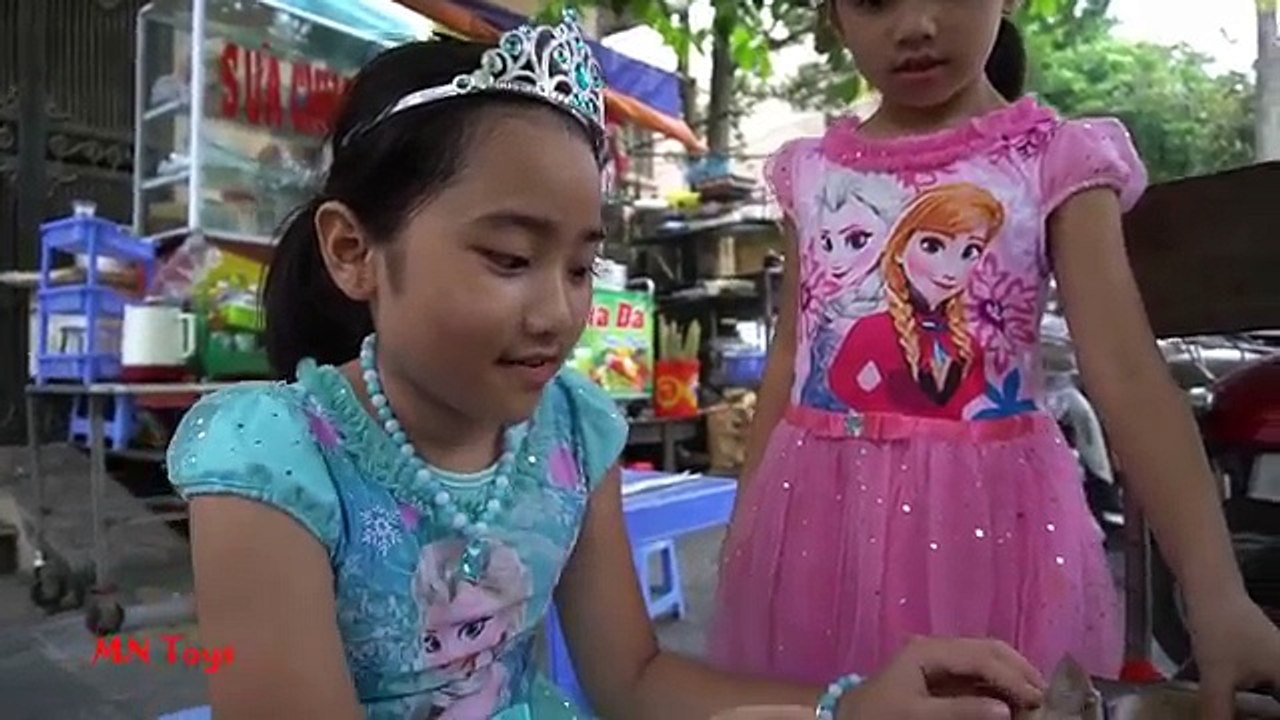 Nữ hoàng Elsa và Anna cùng người nhện thử thách mì 4 tôm Miliket Hình phạt đập trứng sống