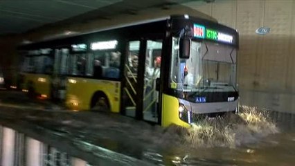 Alt Geçidi Su Basınca Vatandaş Aracın Üzerine Çıktı