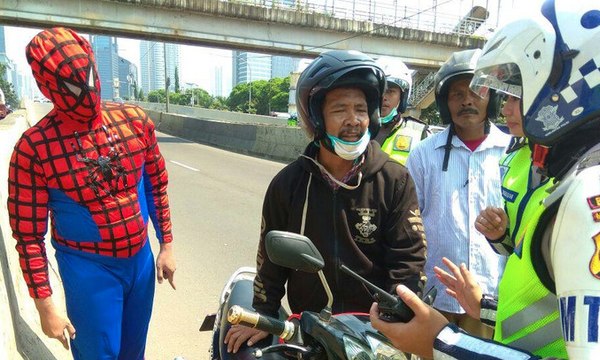 Nekat Terobos JLNT, Pemotor Ditilang Polisi dan Spiderman