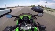 Un motard se fait ridiculiser par deux Tesla