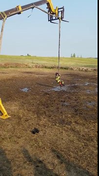 Un pompier fait du rodéo avec une lance incendie