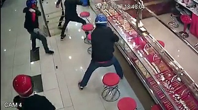 Malaisie: Voici les images du braquage le plus ridicule du monde ! Les braqueurs se déchaînent contre une vitrine