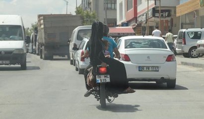 3 kişilik ailenin tehlikeli motosiklet yolculuğu