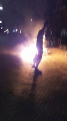 Il essaie d'éteindre un feu mais ne fait qu'empirer la situation