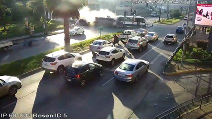 Скачать видео: Un camion sans frein se crash à toute allure à un carrefour. Accident terrible