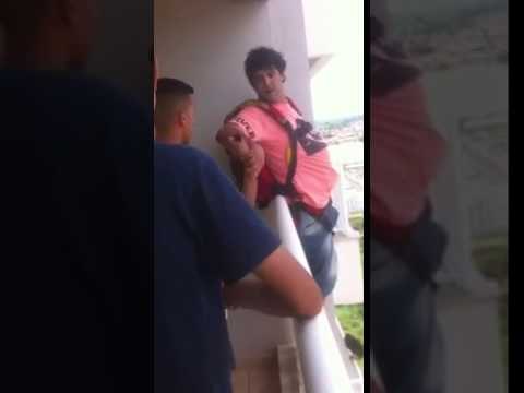 Il achète un parachute sur internet et le teste en sautant de son balcon