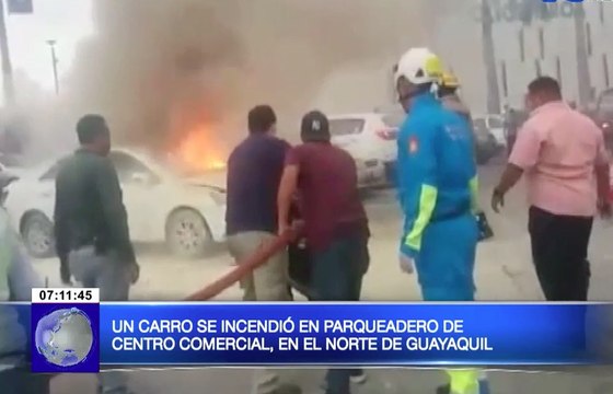 Un carro se incendió en parqueadero de centro comercial en el norte de Guayaquil