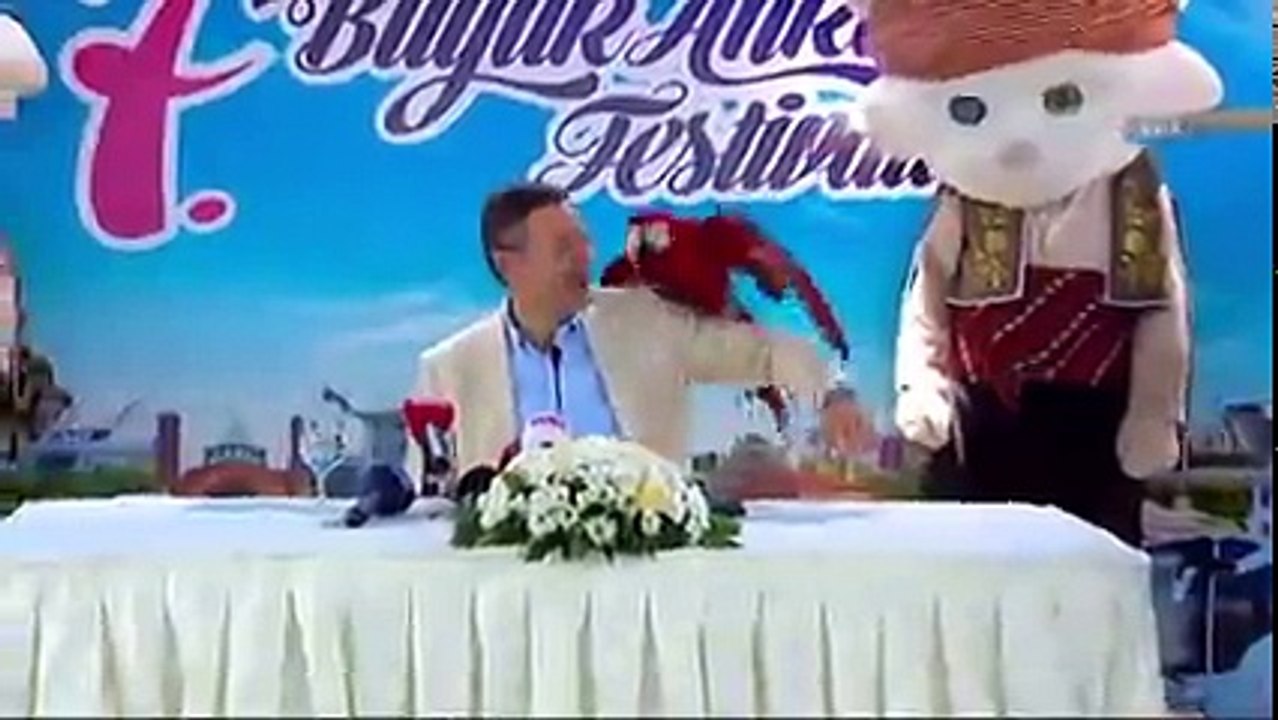 Melih Gökçek'in papağan tarafından gagalandı!