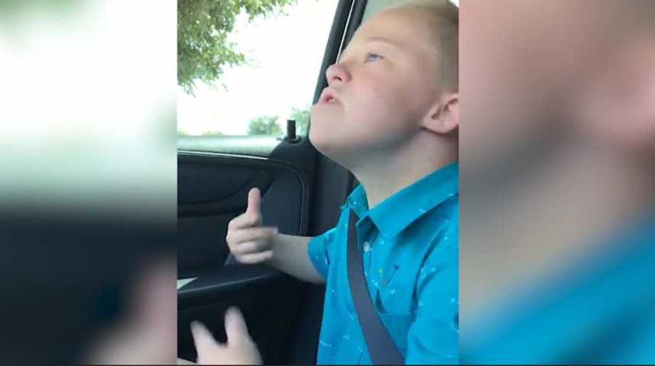 Cet enfant atteint de trisomie 21 fait fondre des millions d'internautes en chantant du Whitney Houston